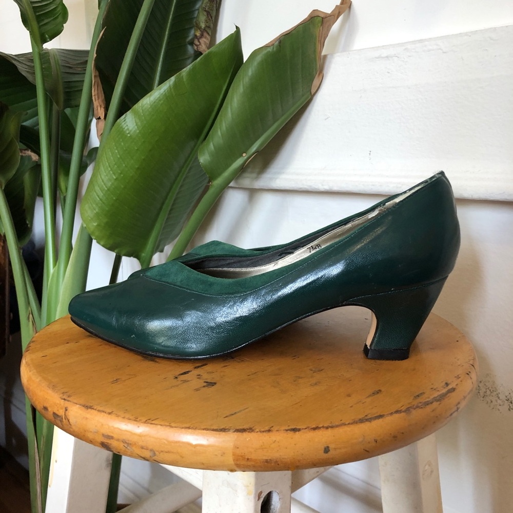 Vintage emerald green pumps